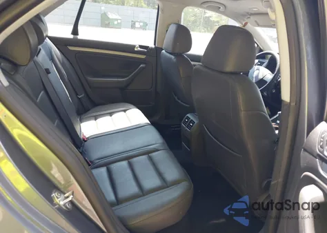 2008 Volkswagen Jetta Wolfsburg Edition z USA, uszkodzony, nr VIN 3VWRA71K58M182362